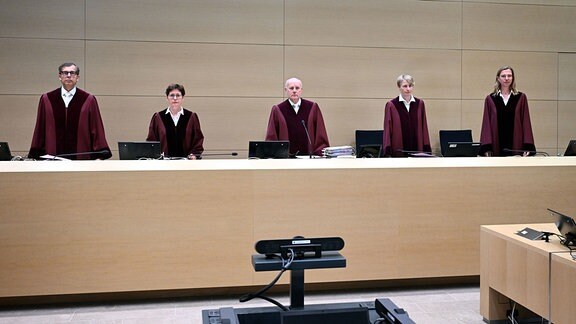 Das Dienstgericht beim Bundesgerichtshof Jan Gericke, Marion Harsdorf-Gebhardt, Rüdiger Pamp, Eva Menges und Claudia Fischer, eröffnet eine Verhandlung.