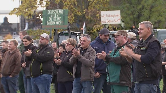 Hunderte Bauern haben am Mittwoch vor dem sächsischen Landtag in Dresden protestiert.