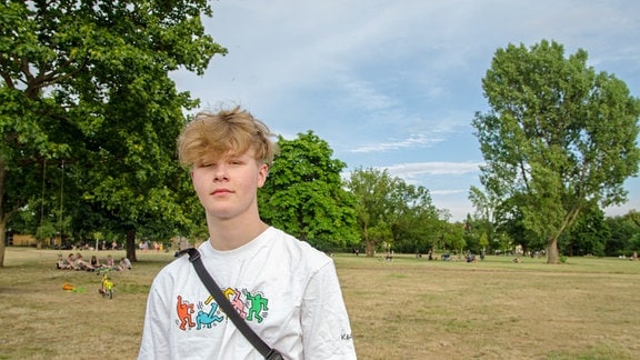 Ein Jugendlicher steht im Alaunpark. 