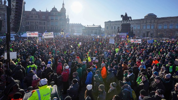 Bauernprotest in Dresden, tausende Menschen auf dem Theaterplatz