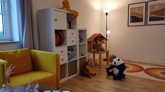 Blick ins Zimmer der Beratungsstelle der Caritas mit Spielzeug und Kuscheltieren.