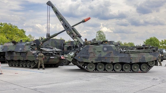 Panzerhaubitze 2000 der Bundeswehr wird mit einem Bergepanzer Bueffel instand gesetzt.