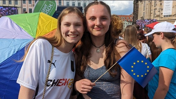 Zwei Junge Frauen mit Europafahne