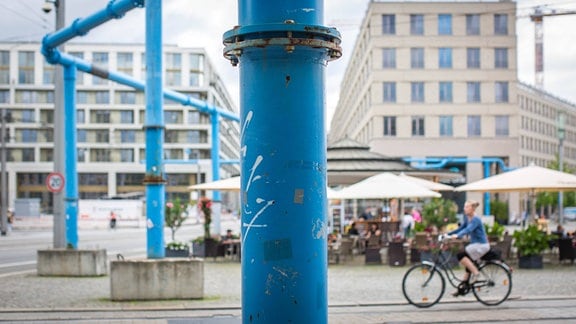 Blaue Rohre an einem öffentlichen Platz