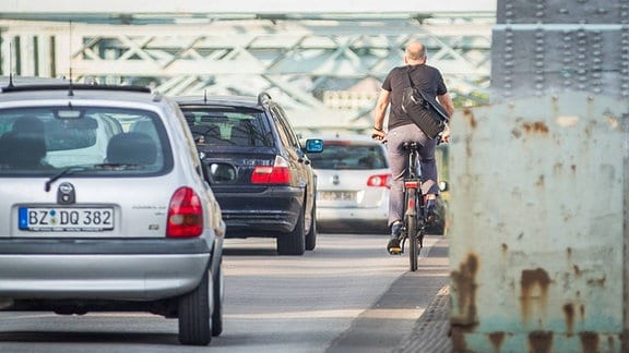 Ein Radfahrer fährt auf der Brücke Blaues Wunder in Dresden. 