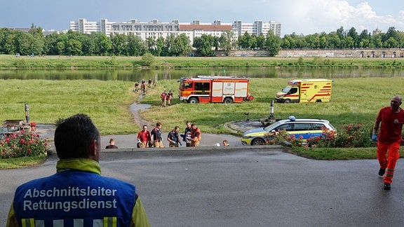 Nach einem Blitzeinschlag versorgen Rettungskräfte an der Elbe Verletzte.