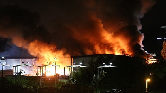 Ein Lagerhalle steht in Flammen