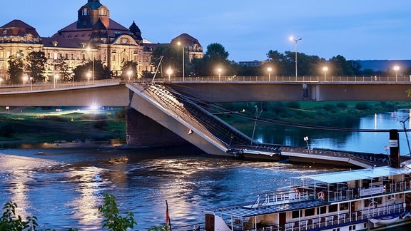 Ein großer Teil der Carolabrücke ist heruntergebrochen und blockiert die Fahrrinne der Elbe.