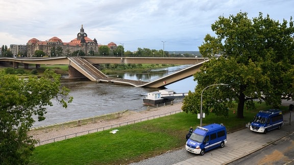 Blick auf die teilweise eingestürzte Carolabrücke über der Elbe vor der Staatskanzlei.