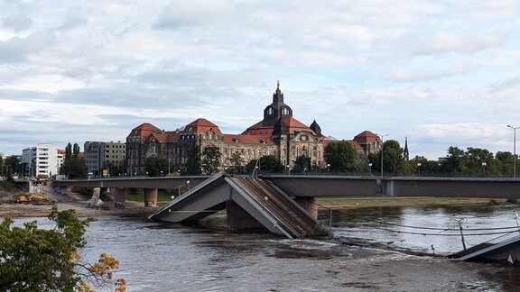 Nach Einsturz Der Carolabrücke In Dresden: Energieversorger Baut ...