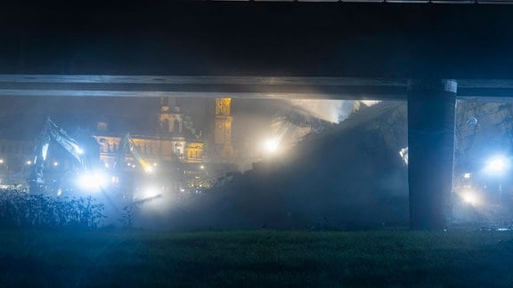 Der Teilabriss hat begonnen, ca. 10 Bagger reißen den eingetsürzten Brückenteil ab, um Platz für das drohende Elbehochwasser zu schaffen