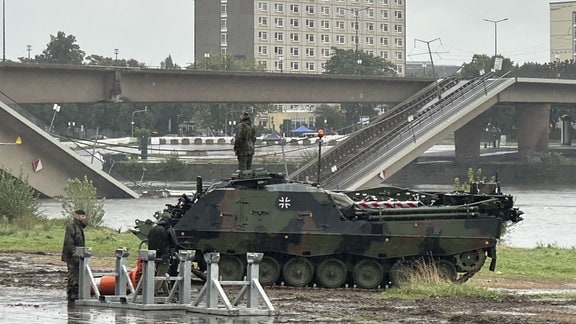 Bundeswehr mit Panzer an der Carolabrücke