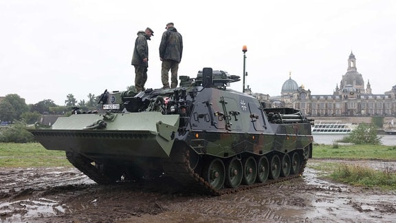 Panzer der Bundeswehr helfen an Carolabrücke