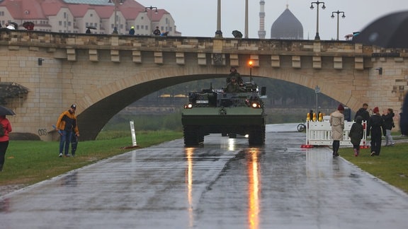 Panzer der Bundeswehr helfen an Carolabrücke