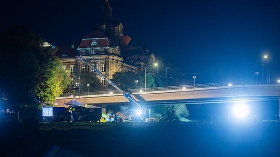 Blick auf die teilweise eingestürzte Carolabrücke bei Nacht. 