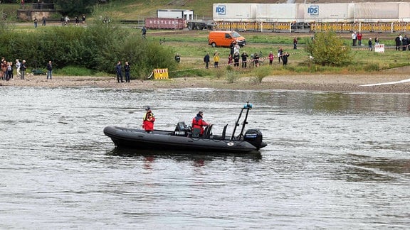 Schlauchboot auf der Elbe