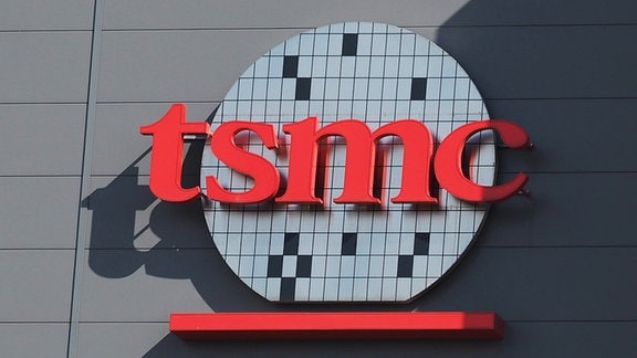 Das Logo des Chipherstellers TSMC an einem Gebäude.