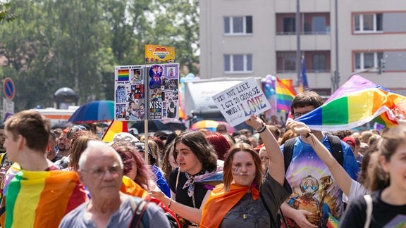 Teilnehmerinnen gehen bei der Parade zum Christopher Street Day in der Sächsischen Landeshauptstadt kostümiert durch die Straßen.