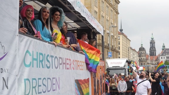 Menschen auf dem Altmarkt in Dresden