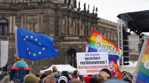 Menschen demonstrieren auf der Straße in Dresden.