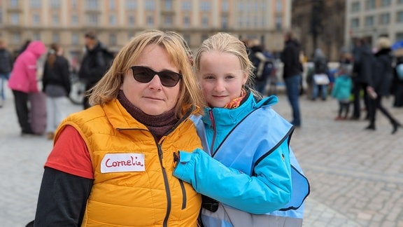 eine Frau mit einem Mädchen auf dem Altmarkt in Dresden