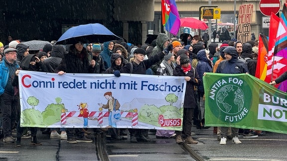 Gegendemonstranten aus dem linken Spektrum mit Bannern der Jusos