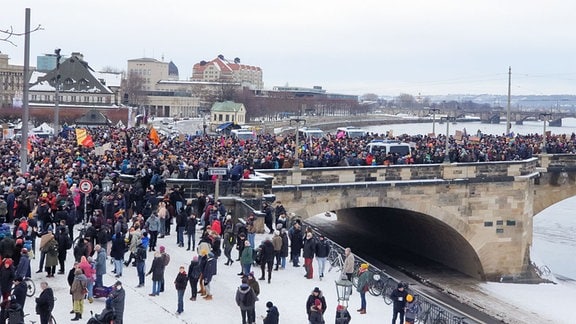 Viele Demonstranten an der Augustusbrücke Dresden. 