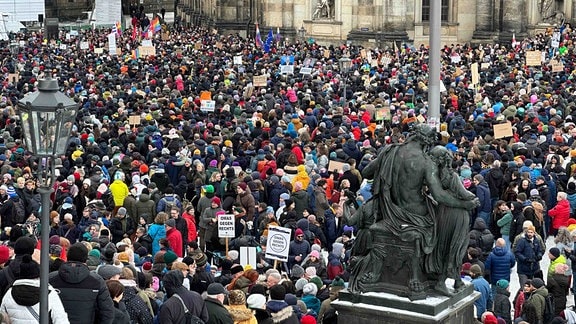 Viele Demonstranten auf dem Schlossplatz Dresden 