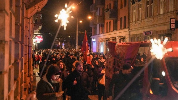 Menschen ziehen in einer linken Demo durch die Neustadt.