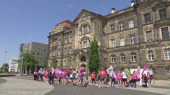 Mehrere Menschen demonstrieren vor der Staatskanzlei Dresden.