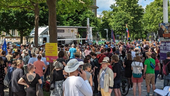 Teilnehmer einer Demokratiekundgebung in Dresden