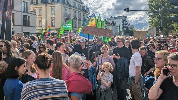 Demonstration "Aufstehen und Demokratie verteidigen" in Dresden