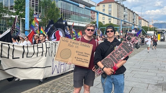 Teilnehmer der Demo Brandmauer Dresden