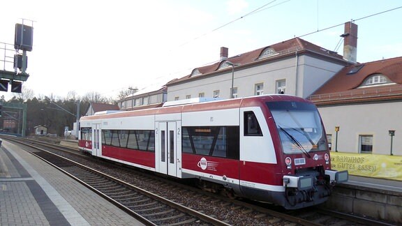 Ein Zug der Hanseatischen Eisenbahn steht auf einem Gleis als Ersatzzug für die Mitteldeutsche Regiobahn.  