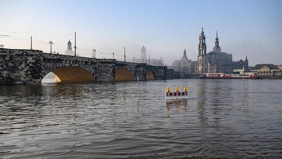 Die Elbwiesen gegenüber der Altstadt sind am Morgen im Nebel vom Hochwasser der Elbe überflutet. Der Pegelstand der Elbe in Dresden beträgt momentan 6,10 Meter.