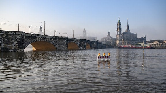 Die Elbwiesen gegenüber der Altstadt sind am Morgen im Nebel vom Hochwasser der Elbe überflutet. Der Pegelstand der Elbe in Dresden beträgt momentan 6,10 Meter.