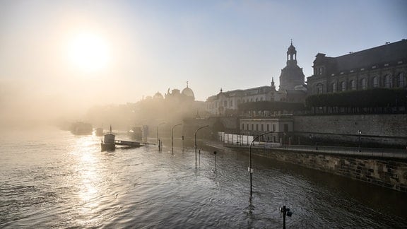 Das Terrassenufer in der Altstadt ist am Morgen im Nebel vom Hochwasser der Elbe überflutet. Der Pegelstand der Elbe in Dresden beträgt momentan 5,83 Meter.