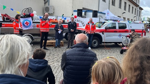 Menschen wohnen einer Bootstaufe bei.