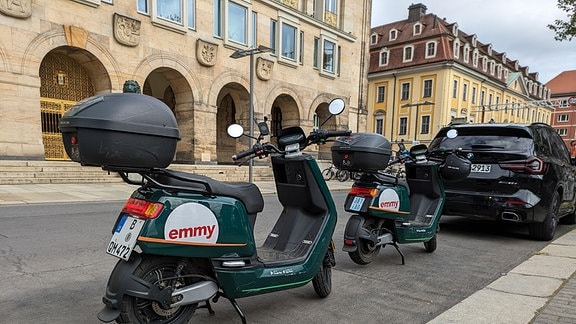 Zwei Elektro-Mopeds stehen am Straßenrand 