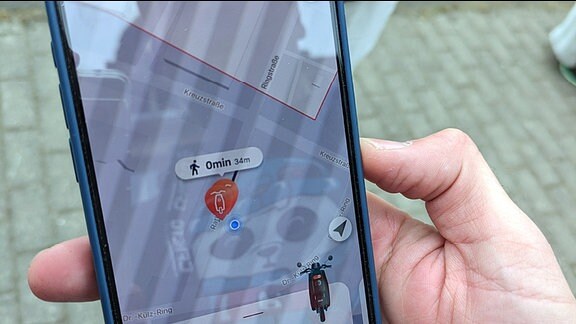 Hand hält Smartphone mit Stadtkarte 