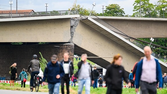 Teile der Carolabrücke in Dresden sind eingestürzt