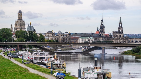 Blick auf die in Teilen eingestürzte Carolabrücke über die Elbe vor der Kulisse der Altstadt. 