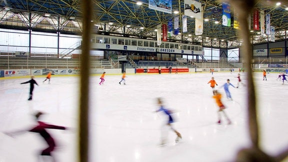 Eisläufer trainieren in der Eissporthalle Dresden