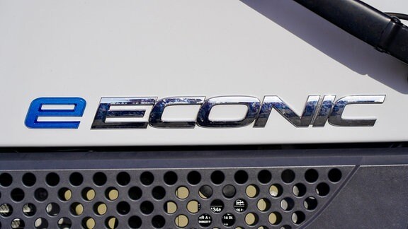Ein Schriftzug an einem Müllsammelfahrzeug "eEconic" 