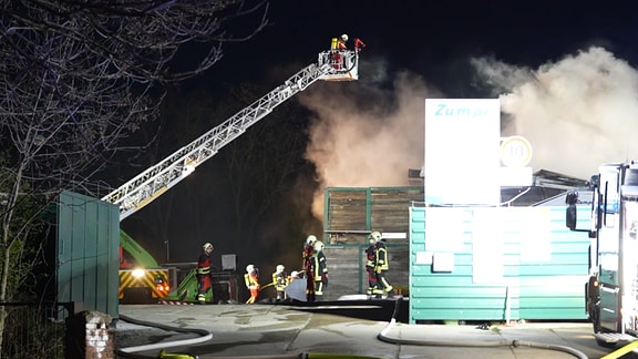 Die Feuerwehr löschte am Dienstagabend einen Großbrand in Radeberg