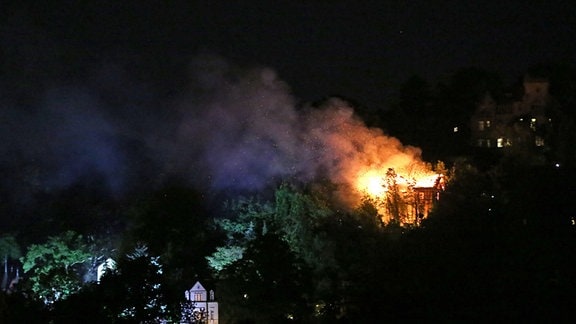 Eine Villa am Elbhang von Dresden steht in Flammen.