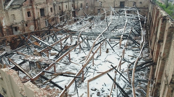 Ausgebrannter Dachstuhl eines Fabrikgebäudes.