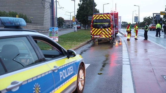 Einsatzkräfte von Feuerwehr und Polizei befinden sich auf der Altstadtseite der Carolabrücke.