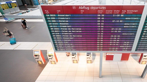 Informationstafel für Abflüge mit anullierten Flügen auf dem Flughafen Dresden