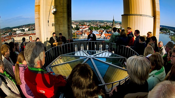 Besucher des Deutschen Evangelischen Kirchentags verfolgen  die Andacht von Pfarrer Holger Treutmann auf der Kuppel der Frauenkirche in Dresden. 2011